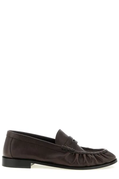생로랑 Le Loafer 로고 플라크 슬립온 로퍼