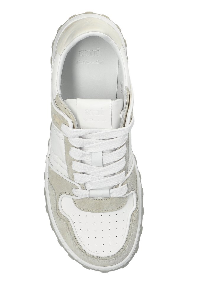 ✩ Ami ✩ AMI Logo Embossed Low-Top Sneakers – Cettire